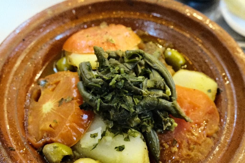 Épaule d'agneau mijotée aux légumes verts de printemps