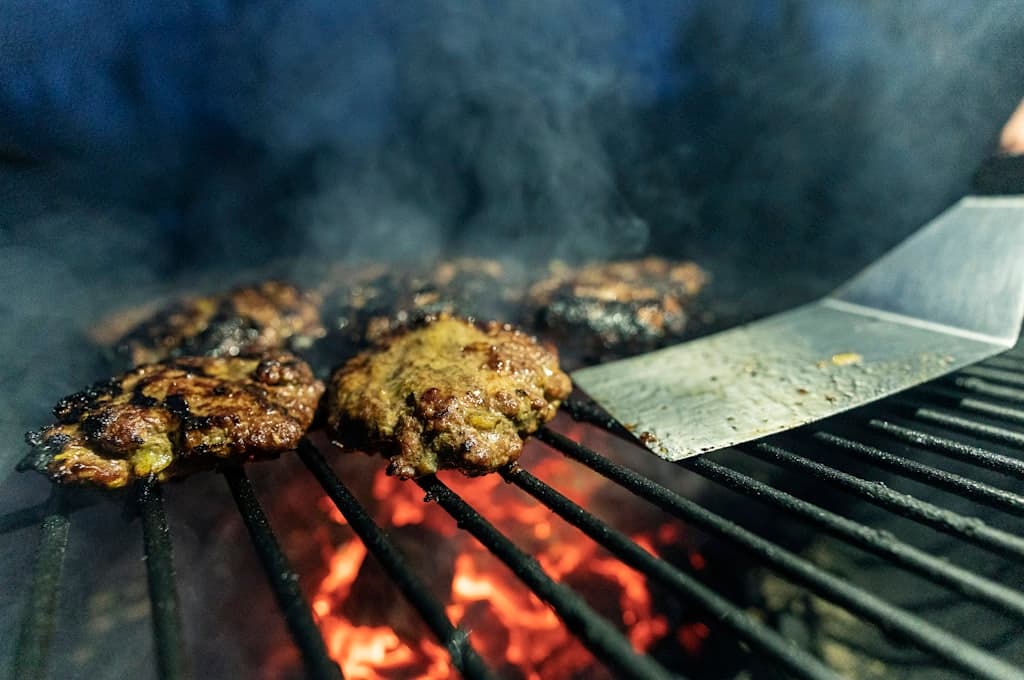Steaks de Bœuf Halal Grillés aux Herbes Fraîches et Légumes Printaniers Colorés